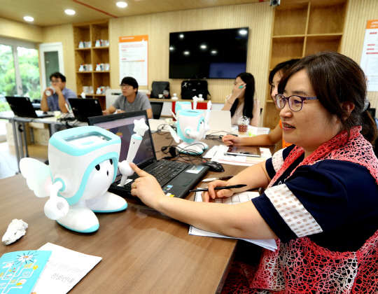 SK텔레콤은 세종창조경제혁신센터와 지난 6~7일, 13~14일 2회에 걸쳐 세종시 교육청 소속 교사를 대상으로 '로봇 활용 코딩 교육' 연수를 실시했다고 16일 밝혔다. 세종시 교육청 소속 교사들이 스마트로봇 '아띠'를 활용한 프로그래밍 교육을 받고 있다. <SK텔레콤 제공>